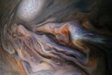 Oblaka na planetě Jupiter, kterou v roce 2018 zachytila sonda Juno.