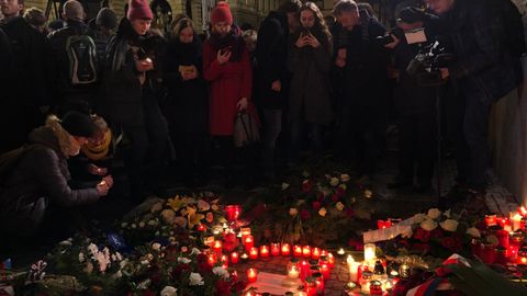 Desítky lidí uctily památku Jana Palacha před Filozofickou fakultou