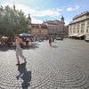 Malostranské náměstí v Praze před a po zrušení parkoviště