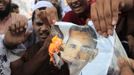 Bangladeshi Muslims burn a picture of U.S. President Barack Obama during a protest in front of the National Press Club in Dhaka September 21, 2012. About 10,000 Bangladeshi Muslims participated in demonstrations after Friday prayers in Bangladesh's capital against an anti-Islam film made in the U.S. and also against cartoons mocking the Prophet Mohammad published on Wednesday in a French magazine. REUTERS/Andrew Biraj (BANGLADESH - Tags: RELIGION POLITICS CIVIL UNREST) Published: Zář. 21, 2012, 10:45 dop.