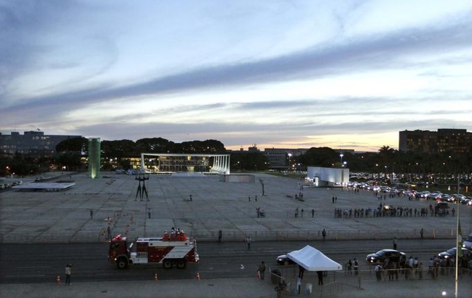 The coffin of architect Oscar Niemeyer leaves on a vehicle at the Planalto Palace in Brasilia December 6, 2012. Niemeyer, a towering patriarch of modern architecture who shaped the look of modern Brazil and whose inventive, curved designs left their mark on cities worldwide, died late on Wednesday. He was 104. Niemeyer had been battling kidney and stomach ailments in a Rio de Janeiro hospital since early November. His death was the result of a lung infection developed this week, the hospital said, little more than a week before he would have turned 105. REUTERS/Paulo Whitaker (BRAZIL - Tags: SOCIETY OBITUARY) Published: Pro. 6, 2012, 10:36 odp.