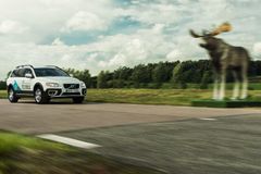 Nové Volvo XC 90 se samo udrží i na silnici bez čar