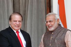 Usmíření? Indický a pákistánský premiér si potřásli rukama