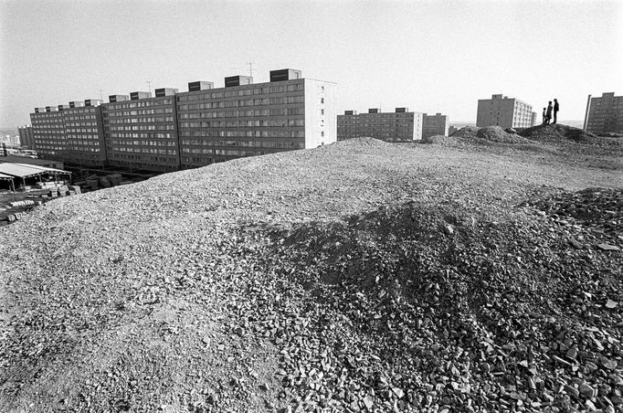 Jedinečné retro. Fotografie Jaromíra Čejky ukazují dávný život na sídlišti v Praze