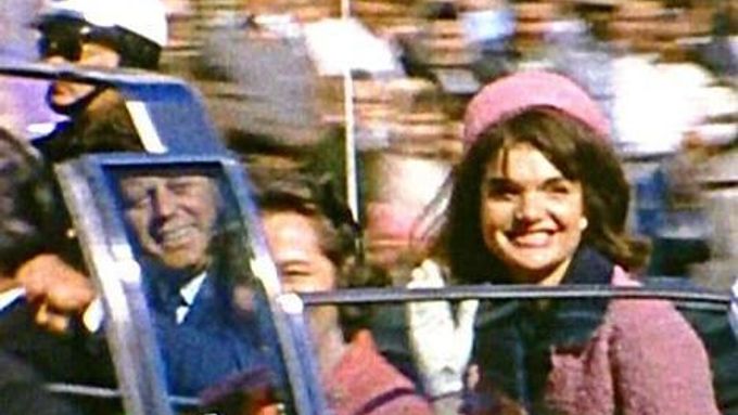 Takto to vypadalo několik okamžiků před vraždou, vlevo JFK, vpravo jeho manželka Jacqueline.