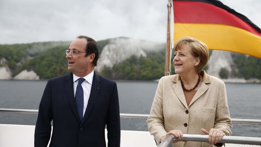 Angela Merkelová a Francois Hollande plují na lodi nedaleko ostrova Rujána.