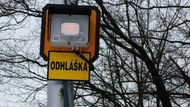 Řidiče na to upozorňují nejen cedule, ale také světelná signalizace, která tu přibyla po jarním neštěstí.