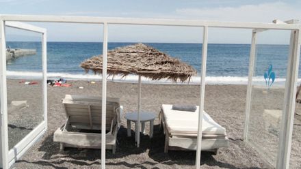 Pláže v Řecku se otevírají. Na Santorini připravili mezi lehátka plexiskla