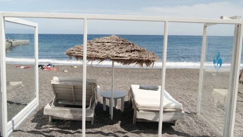 Pláže v Řecku se otevírají. Na Santorini připravili mezi lehátka plexiskla