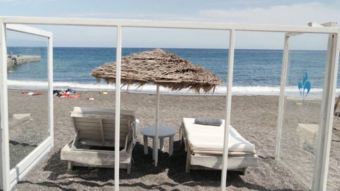Za přísných opatření se v Řecku od soboty opět otevřou pláže. Kvůli pandemii se ale počet návštěvníků omezí. Někde se kolem lehátek postaví plexisklo.