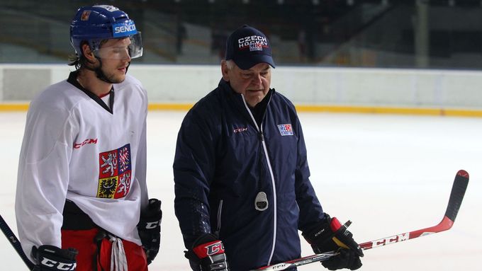 Trenér Vladimír Vůjtek s Tomášem Kundrátkem na srazu hokejové reprezentace před Karjala Cupem.