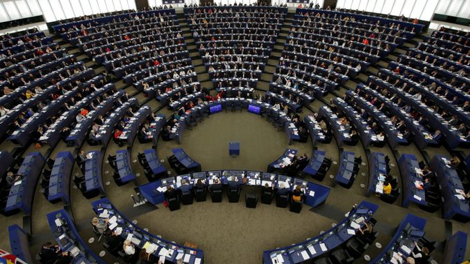 Evropský parlament dozná po květnových volbách změn, posílí euroskeptické formace, nejsilnější ale zůstanou lidovci.