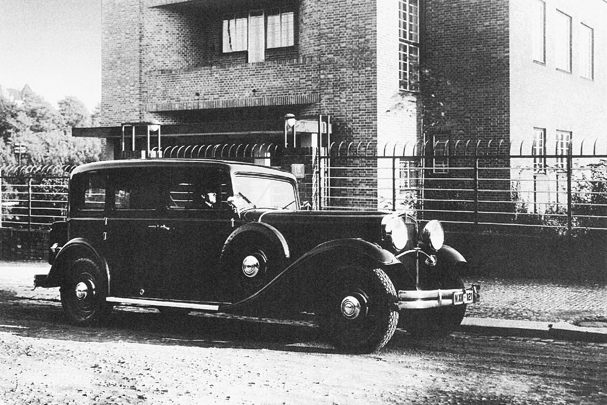 Fotogalerie / Před 115 lety byla podepsána smlouva o zřízení továrny na automobily Praga