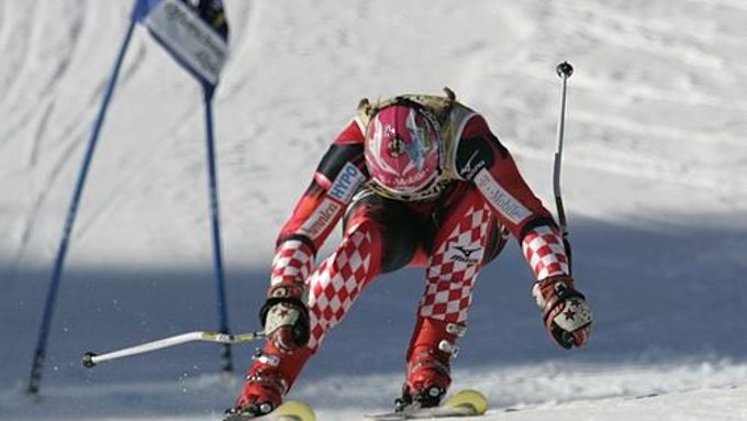 Chorvatská lyžařka Janica Kosteličové v předklonu protíná cílovou čáru druhého kola závodu SP v obřím slalomu v Ofterschwangu.