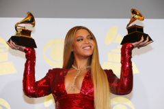 Grammy popíchly Trumpa a daly prostor menšinám. Nakonec ale zvítězil nekonfliktní pop
