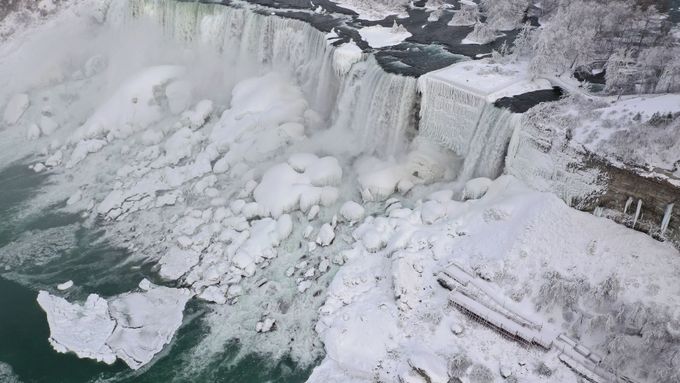 Známé Niagarské vodopády pokryl sníh a led.
