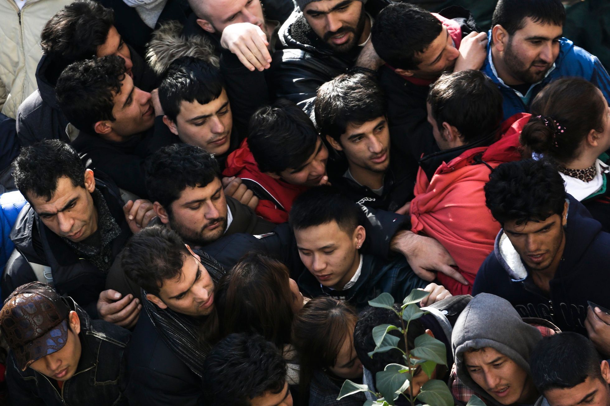 Migranti a uprchlíci čekající před migračním centrem v Berlíně