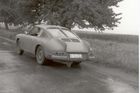 Původní Porsche 911 v šedesátých letech během testů.