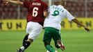 AC Sparta Praha - FC Panathinaikos: Štěpán Kučera a Rodrigo de Souza Cardoso v přetahované o míč.