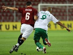 AC Sparta Praha - FC Panathinaikos: Štěpán Kučera a Rodrigo de Souza Cardoso v přetahované o míč.