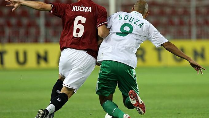 AC Sparta Praha - FC Panathinaikos: Štěpán Kučera a Rodrigo de Souza Cardoso v přetahované o míč.