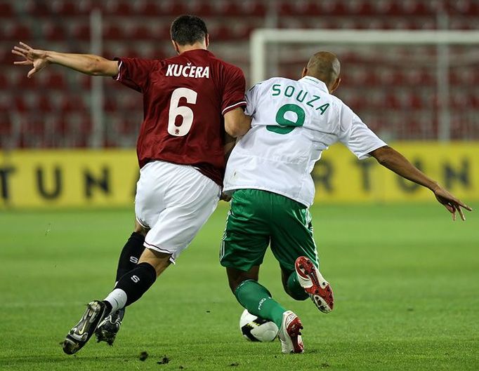 AC Sparta Praha - FC Panathinaikos: Štěpán Kučera a Rodrigo de Souza Cardoso v přetahované o míč.