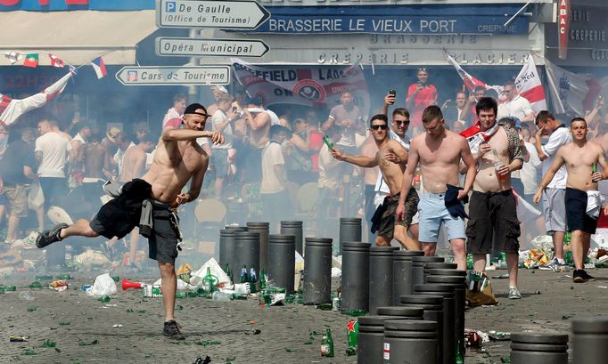 Euro 2016, Rusko-Anglie: výtržnosti anglických fanoušků před zápasem v Marseille