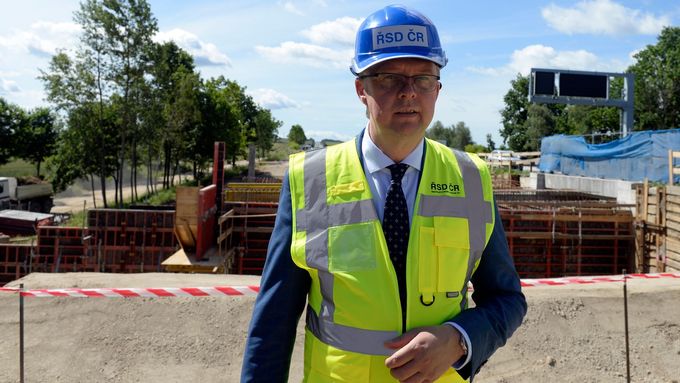 Ministr dopravy Karel Havlíček (ANO) na místě rekonstrukce dálnice D1 loni v červnu.