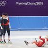 ZOH 2018, rychlobruslení: Martina Sáblíková a Nikola Zdráhalová se nechávají fotit polskou závodnicí Luizou Zlotkowskou na tréninku