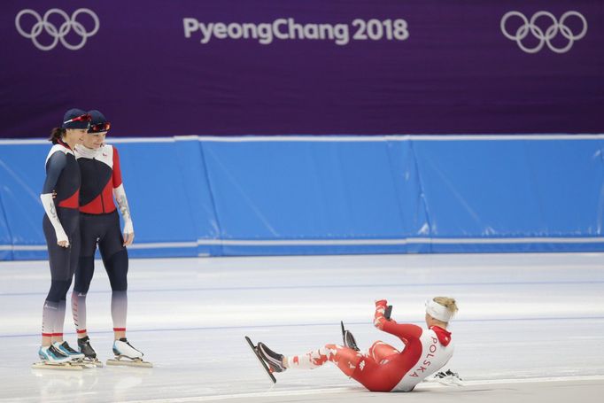 Martina Sáblíková a Nikola Zdráhalová se nechávají fotit polskou závodnicí Luizou Zlotkowskou na tréninku.