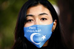 Čína vážně porušila lidská práva Ujgurů, tvrdí OSN. Upozorňuje na mučení i zneužívání
