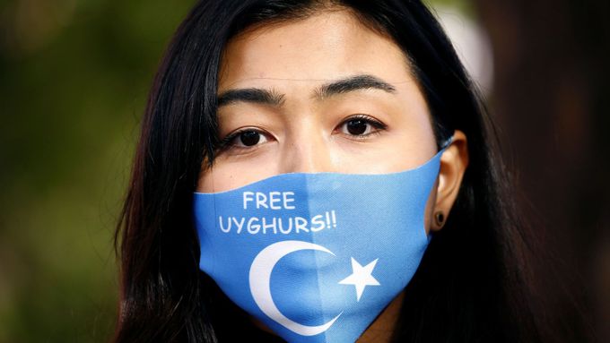 Žena demonstruje za práva Ujgurů.