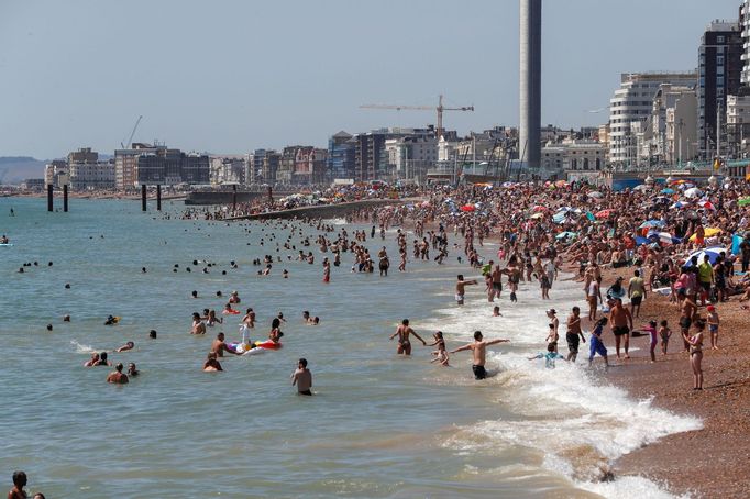 Tisíce Britů vyrazilo na pláže nehledě na bezpečnostní opatření spojená s šířením koronaviru.