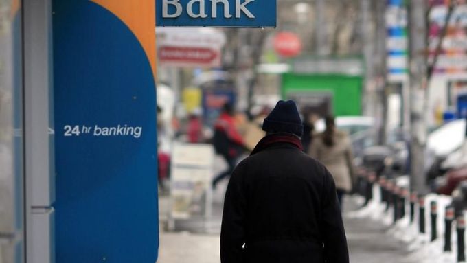 Kyperské banky už mohou provádět domácí transakce v objemu až 300 000 eur.
