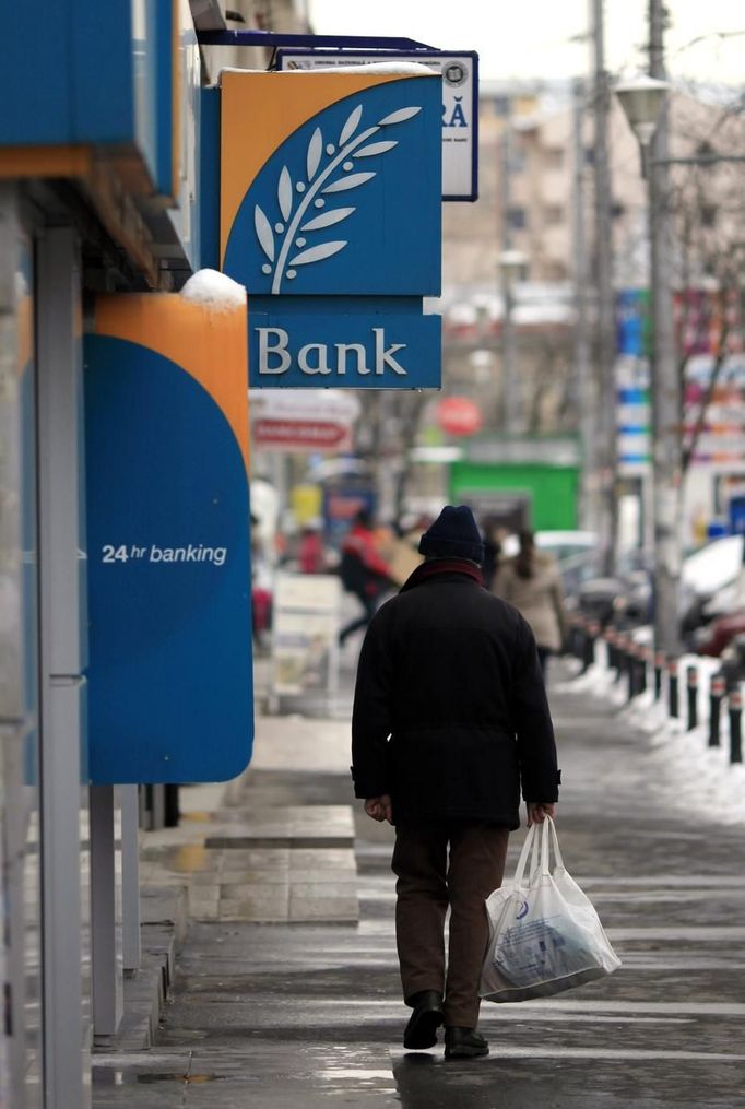 Klid naopak panoval před jednou z rumunských poboček Bank of Cyprus, která se nachází v Bukurešti. Tam totiž daná pobočka, na rozdíl od sesterských filiálek na Kypru, svůj provoz vůbec nepřerušila.