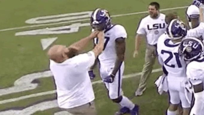 americký fotbal, NCAA, LSU Tigers -  Mississippi State Bulldogs, asistent trenéra LSU Jake Reidel poté, co dal "hlavičku" hráči v helmě