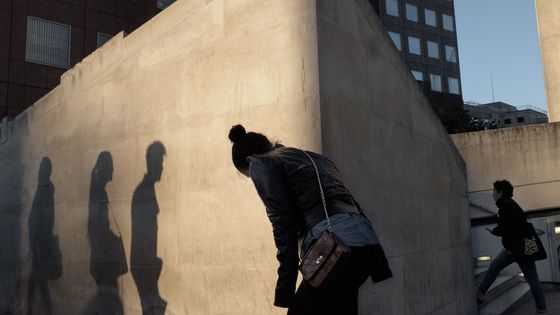 Na fotografiích Davida Gaberleho jsou lidé neostrými doplňky sklobetonových metropolí