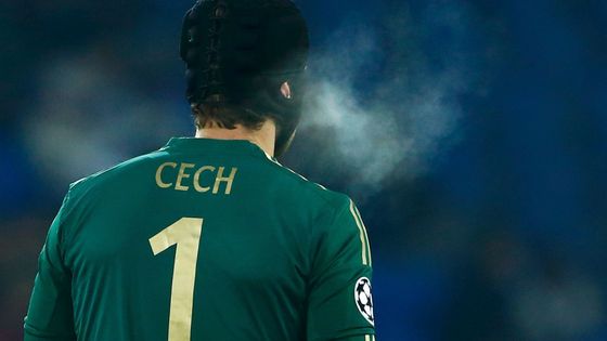 Gólman Petr Čech musel v Basileji sklopit hlavu, jeho Chelsea opět padla.