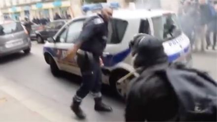 Policista zachoval neuvěřitelný klid během výtržností v Paříži, při kterých byl napaden