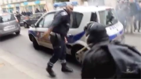Policista zachoval neuvěřitelný klid během výtržností v Paříži, při kterých byl napaden