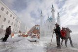Úklidové práce nedaleko Moskvy. Letošní zima je jako nekonečný příběh.
