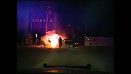Policisté zachránili život muži v hořícím autě