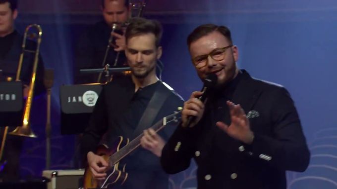 Jan Smigmator v doprovodu big bandu zpívá song Murphyho zákon na koncertu v Jablonci nad Nisou.