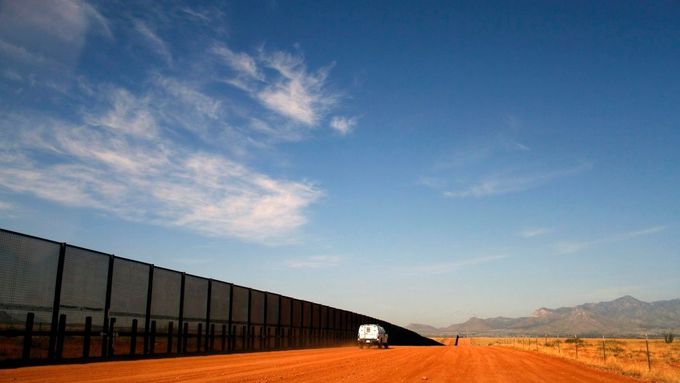Plot na hranici mezi Arizonou a Mexikem, který má bránit v nelegálním vstupu do USA