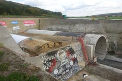 Nejdelší železniční tunel v Česku už je proražený. Zkrátí cestu mezi Prahou a Plzní