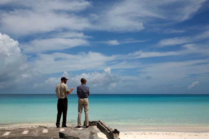 U.S. Marine National Monuments Superintendent Matt Brown (L) gives President Barack Obama a tour of the Papahanaumokuakea Marine National Monument on Midway Atoll, U.S. S