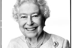 Alžběta II. oslaví 88. narozeniny, zveřejnila nový portrét