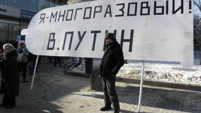 "Jsem na více použití! V. Putin," hlásal transparent před vstupem na opoziční demonstraci minulý týden. Na delší dobu šlo zřejmě o poslední masový protest odpůrců Vladimira Putina.