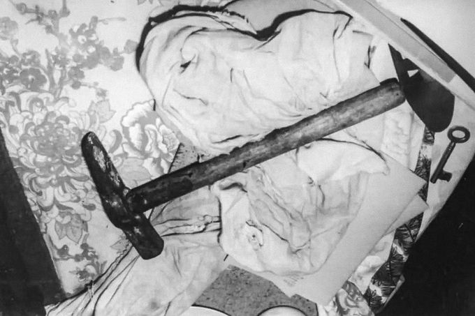 Zednické kladivo, vražedná zbraň použitá šestnáctiletou Jaroslavou Fabiánovou při její první vraždě v Děčíně v říjnu 1981.