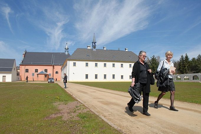 Pohled na klášter, kostel a zahradní domek. Město chce v areálu obnovit někdejší ovocný sad i bylinnou zahradu.